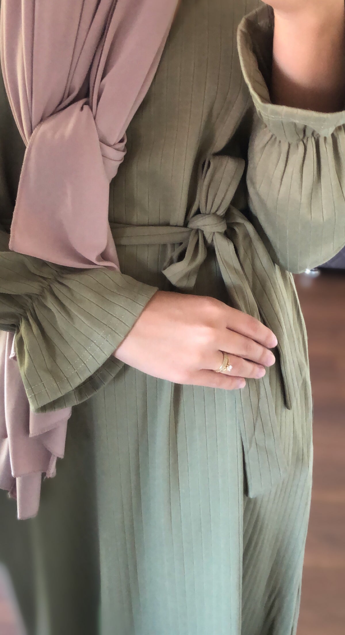 Rib jurk met pofmouwen- Olive